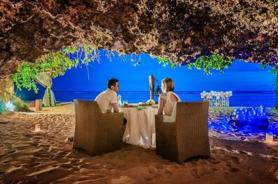 Romantic dinner in the private cave